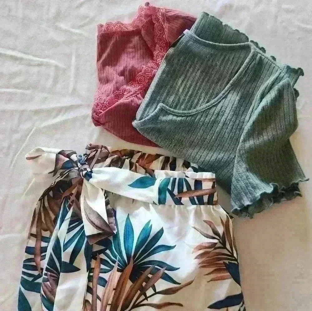 Shein outfit! 1 pair of shorts with 2 tops. Women's 1x - Picture 10 of 16